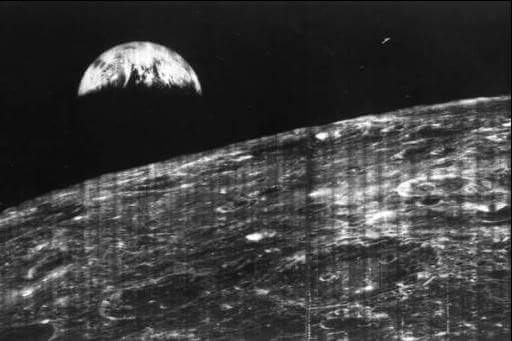 صورة التقطت للأرض من على سطح القمر