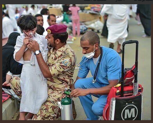 فرد أمن سعودى يساعد طفل خلال خلسة تنفس صناعى