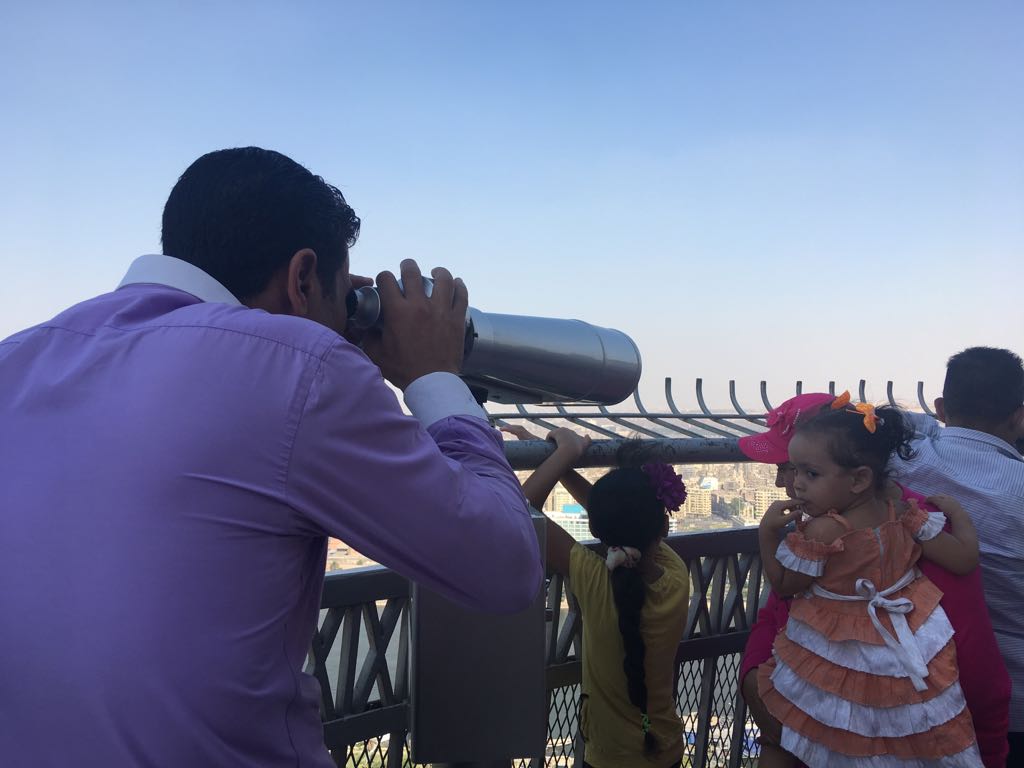 مشاهدة معالم القاهرة من أعلى البرج عبر التليسكوب