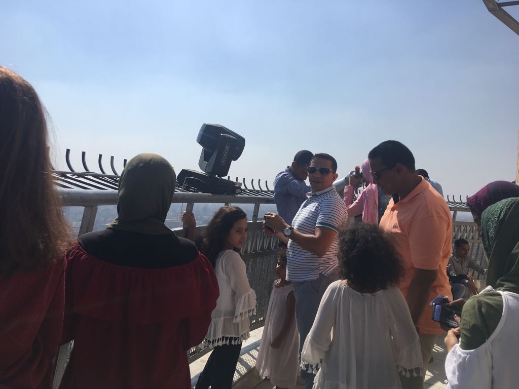 الأطفال يشاركون أسرهم الاحتفال بالعيد فى البرج