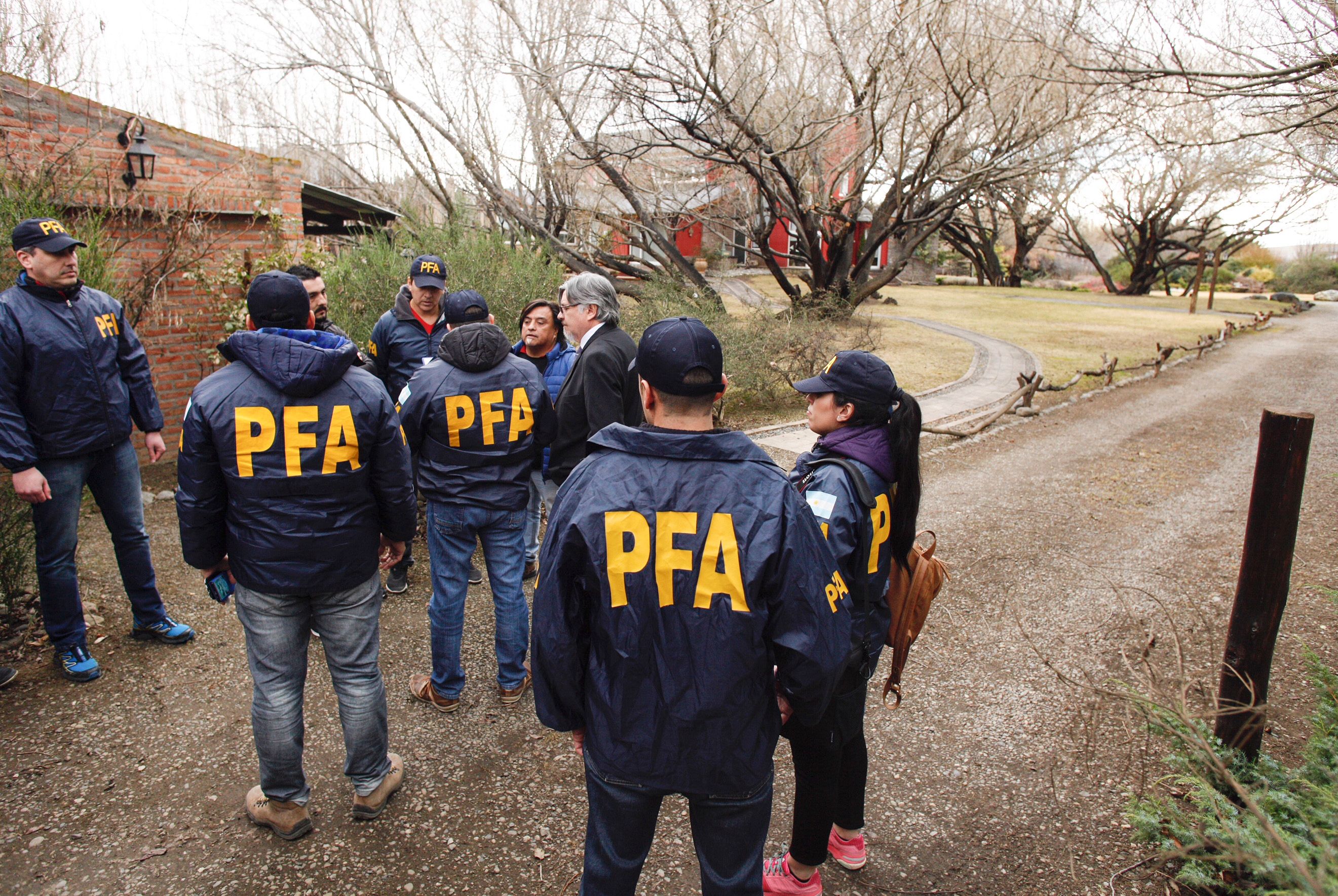 حصار شرطة الأرجنتين للمنز ل