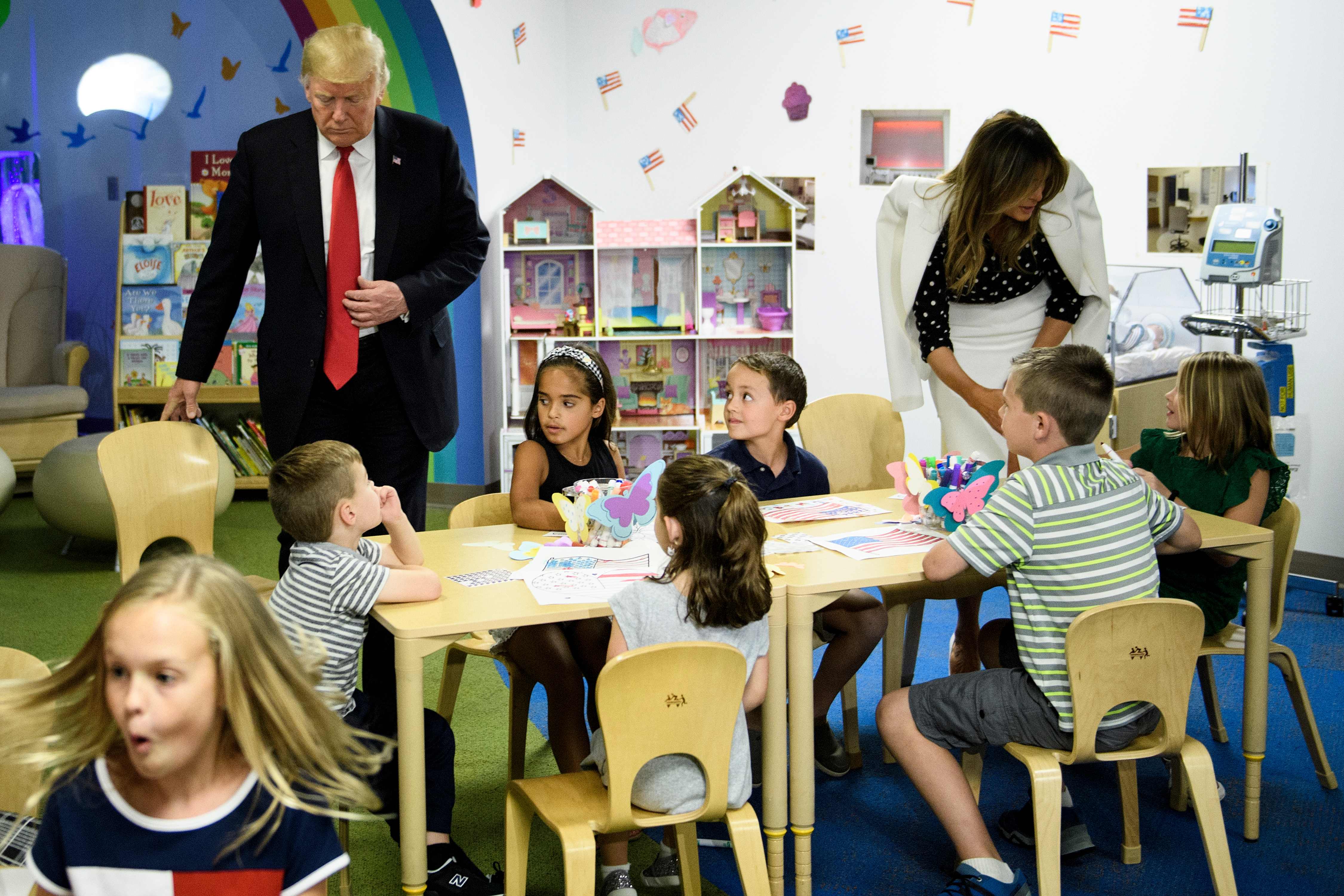 الرئيس الامريكى يجلس مع الأطفال