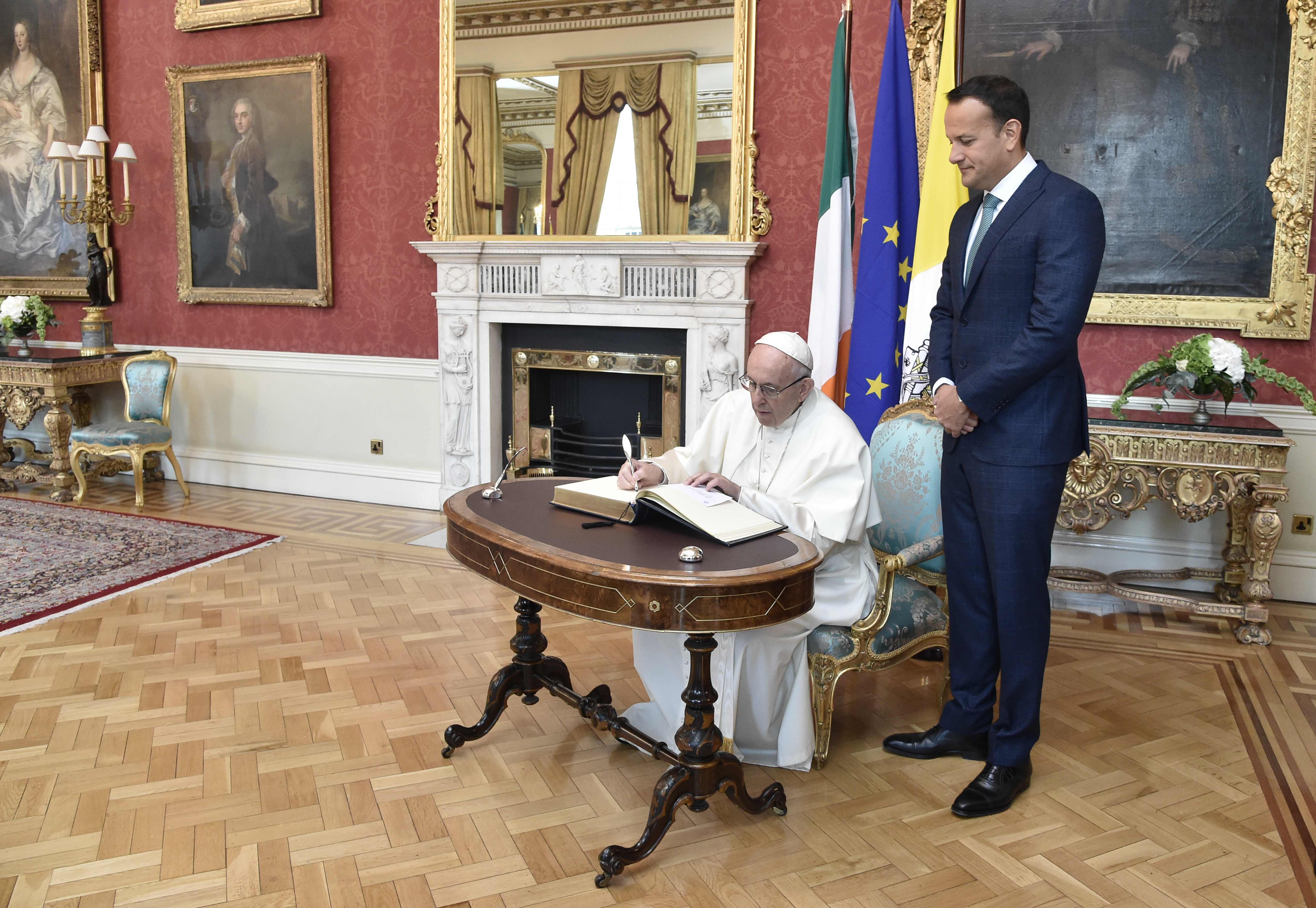 البابا يسجل فى سجل الزوار