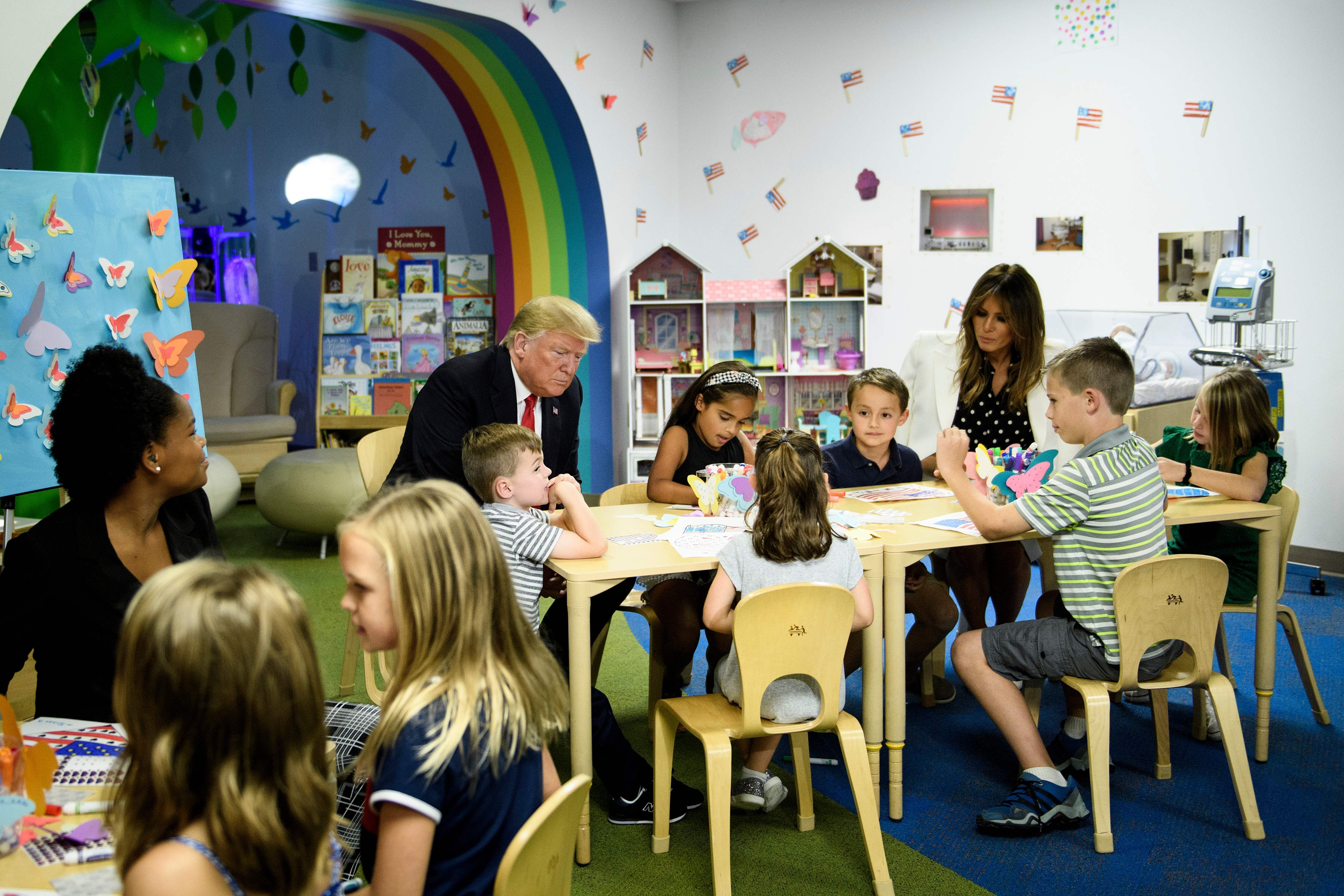 ترامب يشاهد تلوين الأطفال