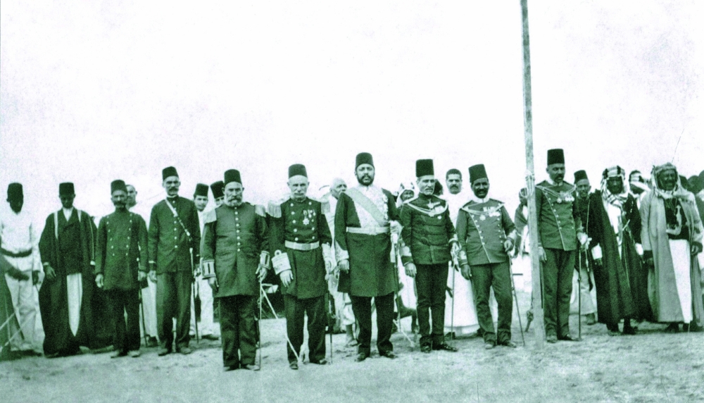 محافظ جدة مع أمير الحج المصري والحرس المصري المرافقين للمحمل في جدة محافظ جدة مع أمير الحج المصري والحرس المصري المرافقين للمحمل في جدة