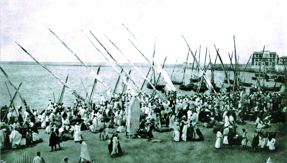 ميناء جدة الحجاج علي الشاطئ بعد مغادرة البواخر ميناء جدة الحجاج علي الشاطئ بعد مغادرة البواخر