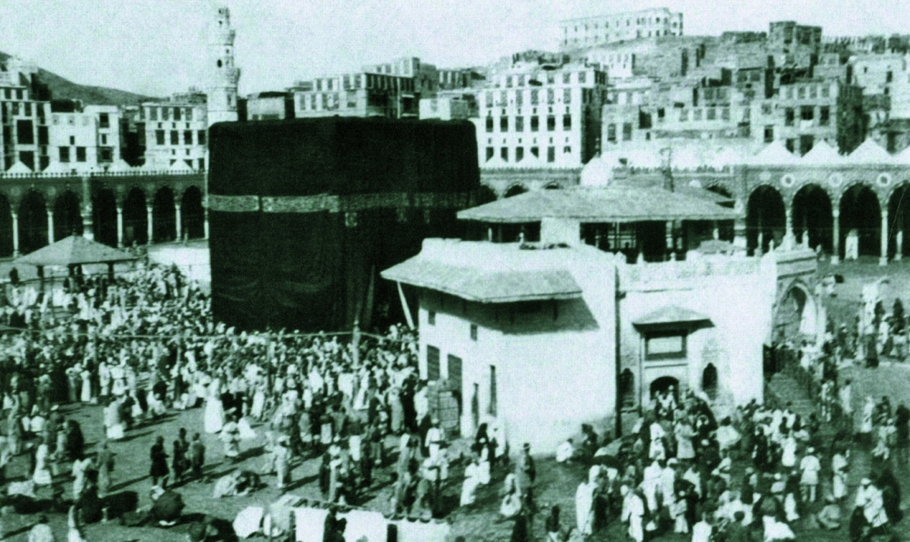 الكعبة المشرفة بئر زمزم و ملاذ إبراهيم. الكعبة المشرفة بئر زمزم و ملاذ إبراهيم.