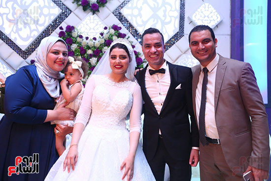	الزميل محمد أبو الفضل وزوجته فى الزفاف