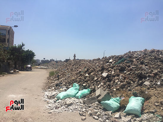 القمامة-ومخالفات-تحاصر-شارعى-الأمين-وناصر-بحى-المناخ-ببورسعيد-(1)