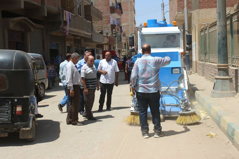 العرض التجريبي لعمل "المكنسة الاليه " الخاصة بتنظيف الشوارع
