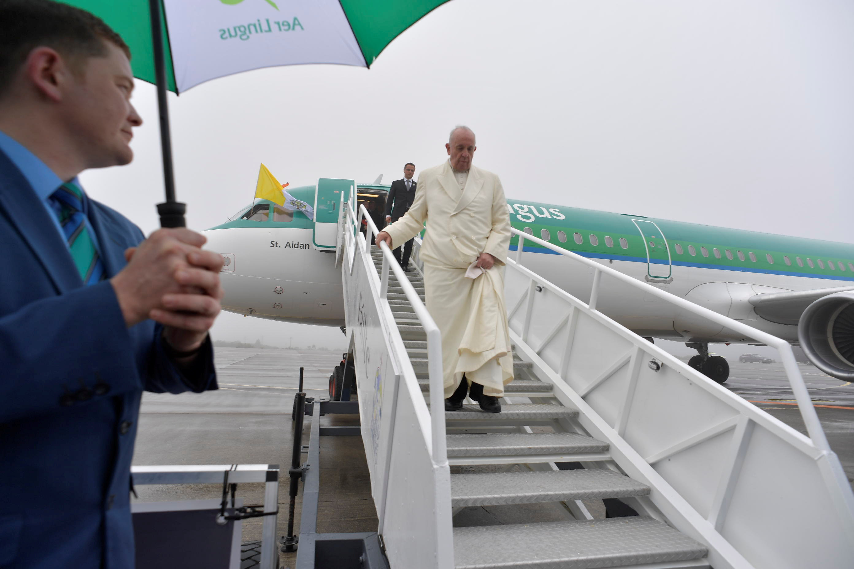 	البابا  فرنسيس ينزل من الطائرة فى ايرلندا 