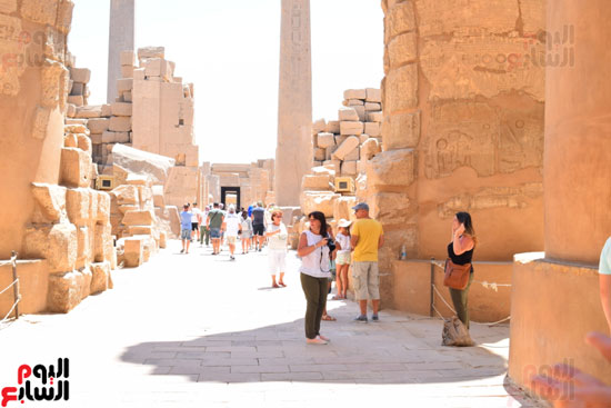 السياح يتوافدون علي زيارة معابد وتماثيل الملوك