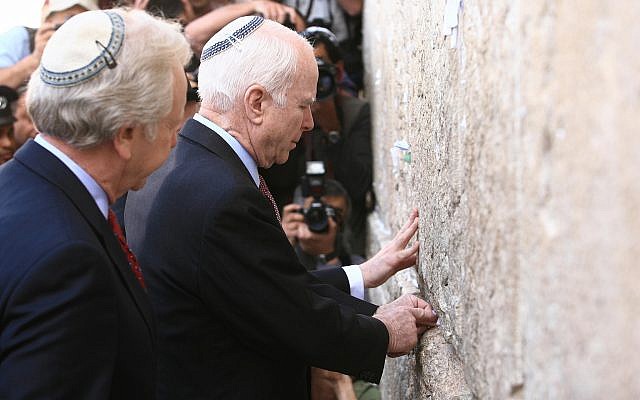ماكين خلال زيارة سابقة إلى إسرائيل