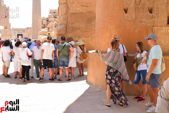 السياح الأجانب يتوافدون علي معابد الأقصر والكرنك لمشاهدة سحر الحضارة الفرعونية