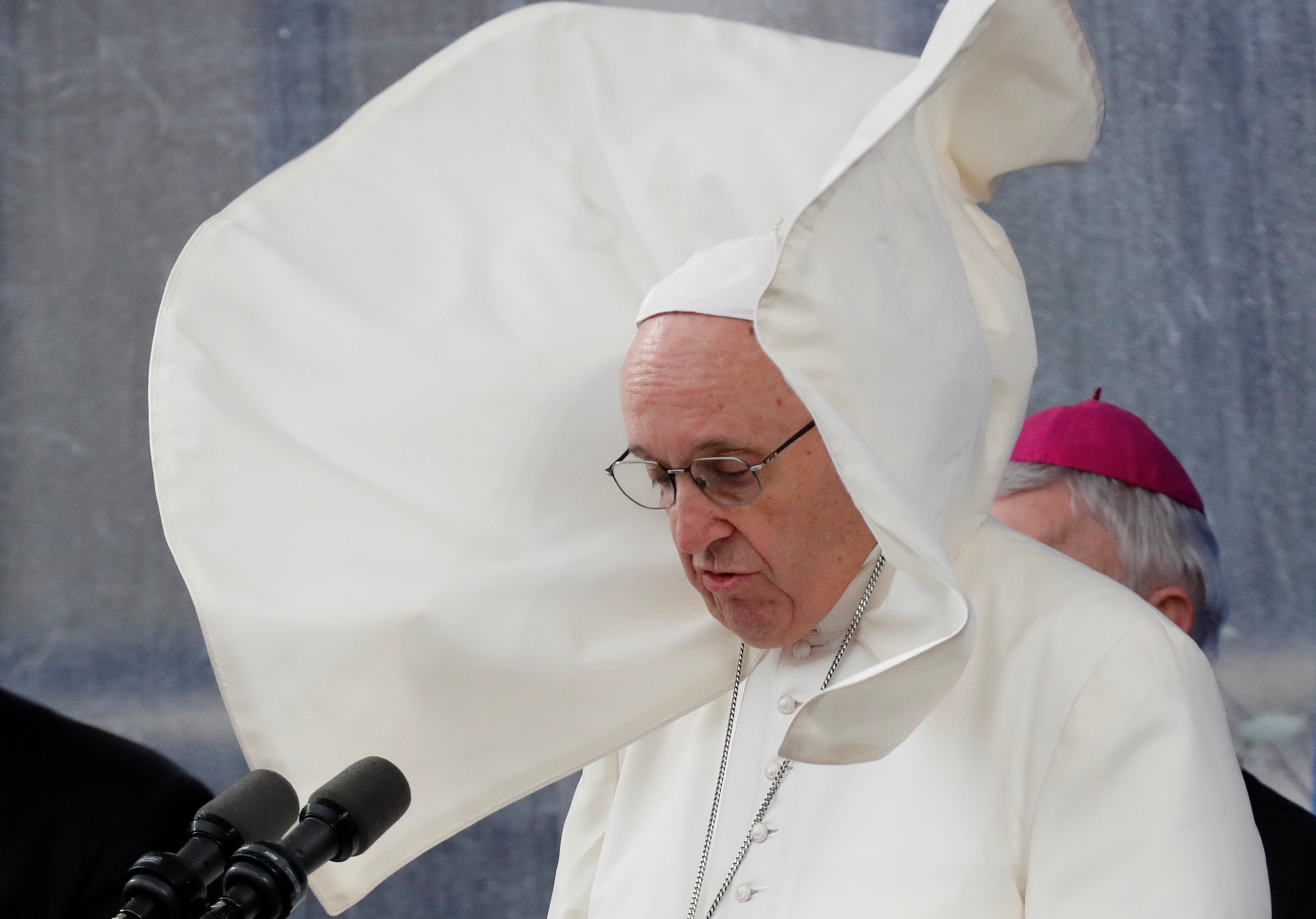 	البابا اثناء القاء كلمته فى الكنيسة 