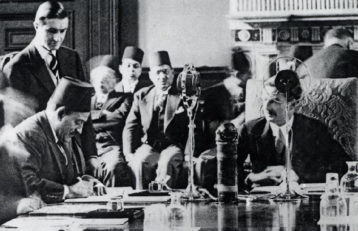 النحاس باشا يوقع على معاهدة 1936