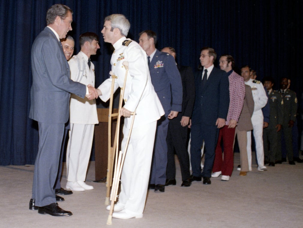 الرئيس نيكسون يحيى ماكين فى 1973