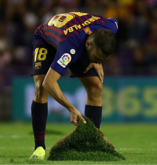 استياء لاعبي برشلونة من أرضية الملعب