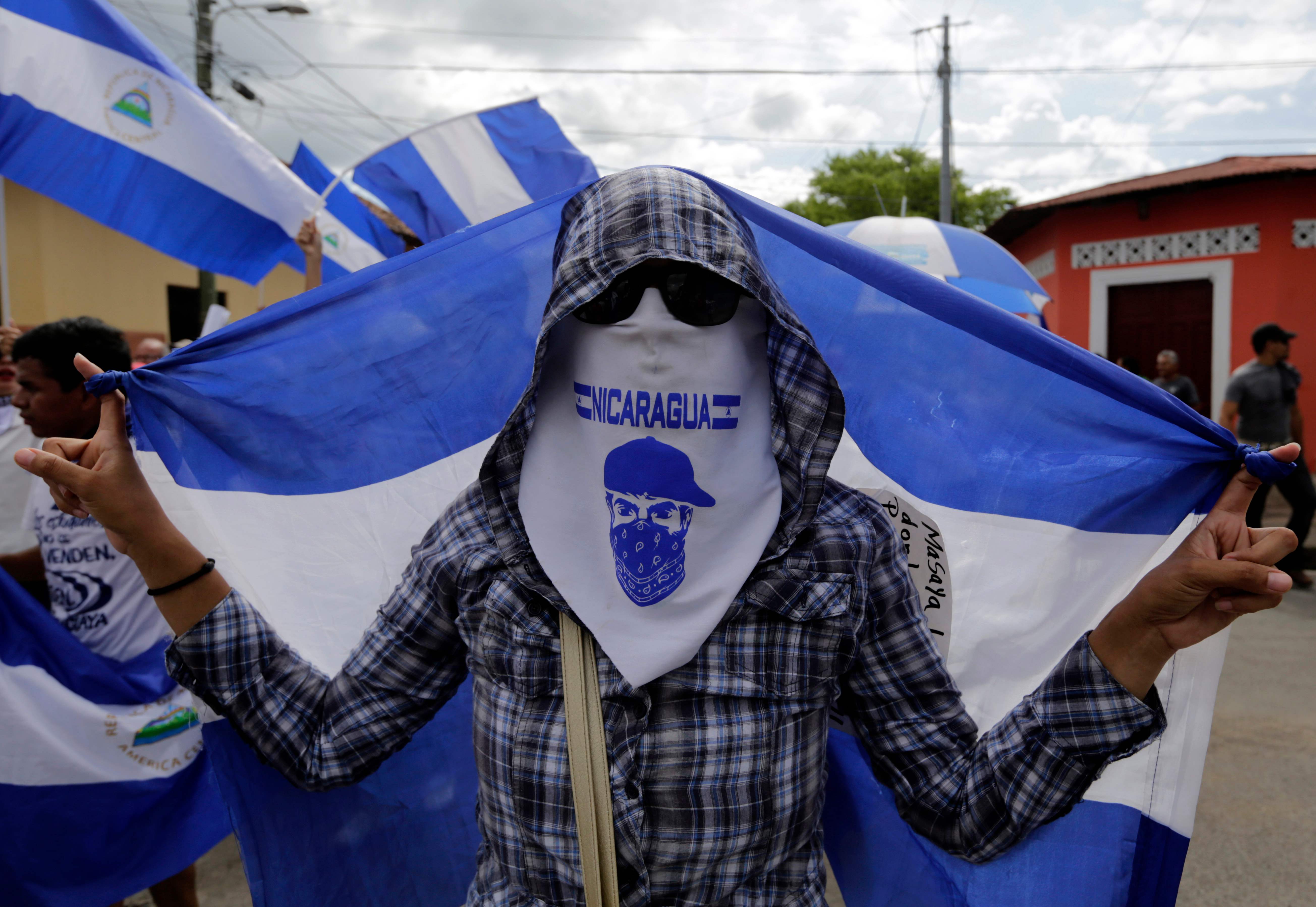 علم نيكاراجوا يرفرف خلال الاحتجاجات
