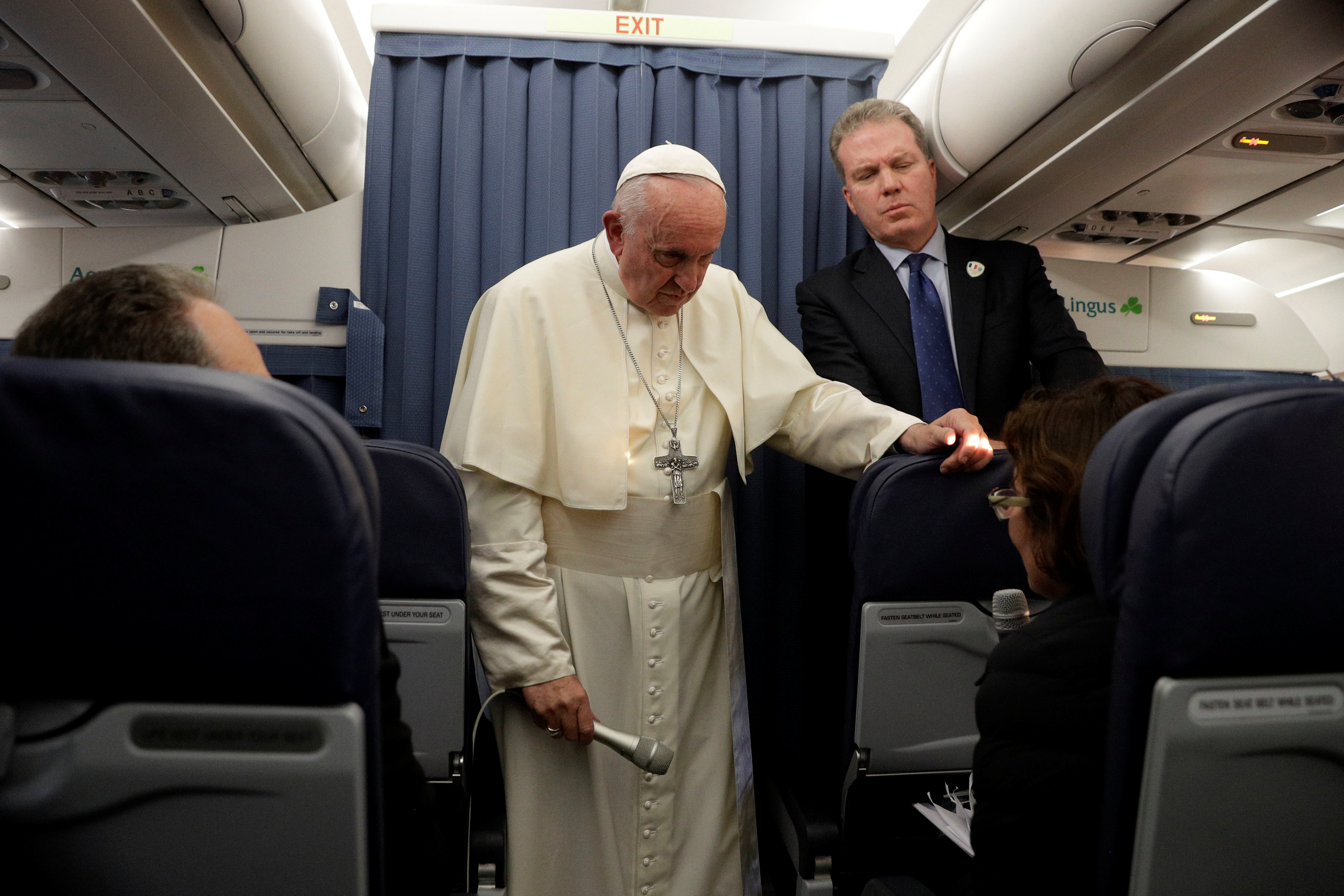 البابا فى حوار مع صحفية على متن طائرته