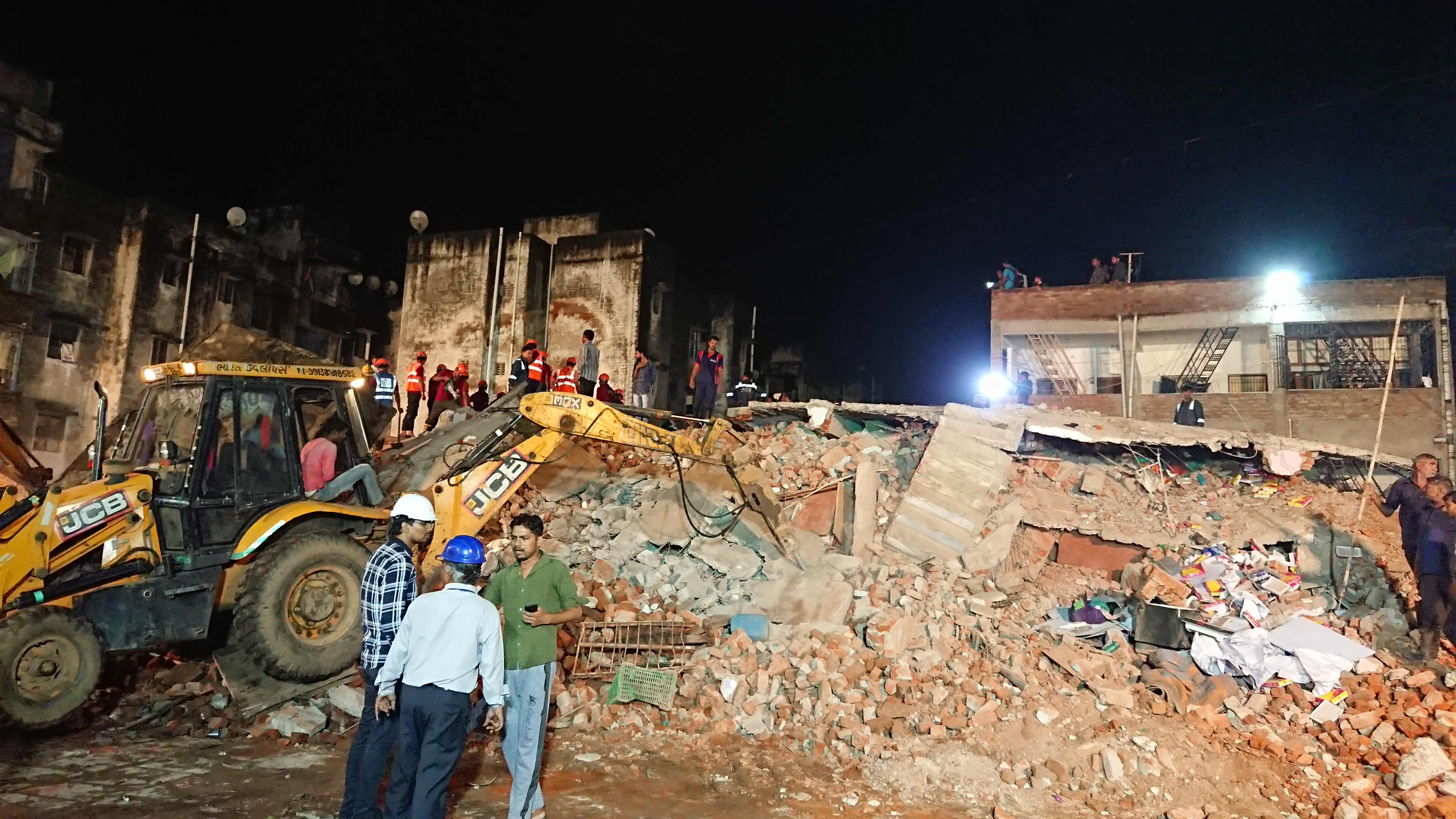 انهيار مبنى سكنى فى الهند