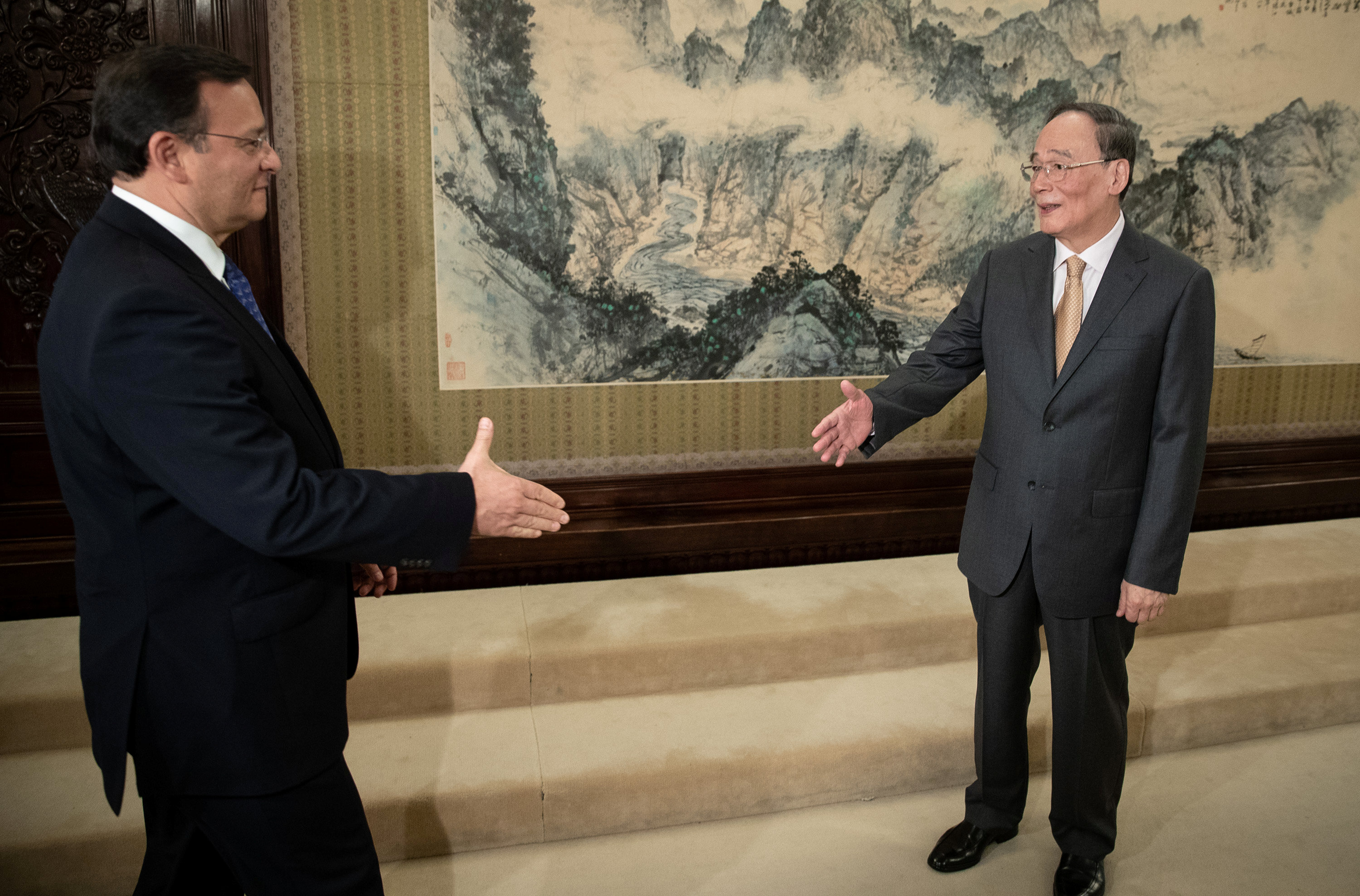 نائب الرئيس الصينى يصافح وزير خارجية بيرو