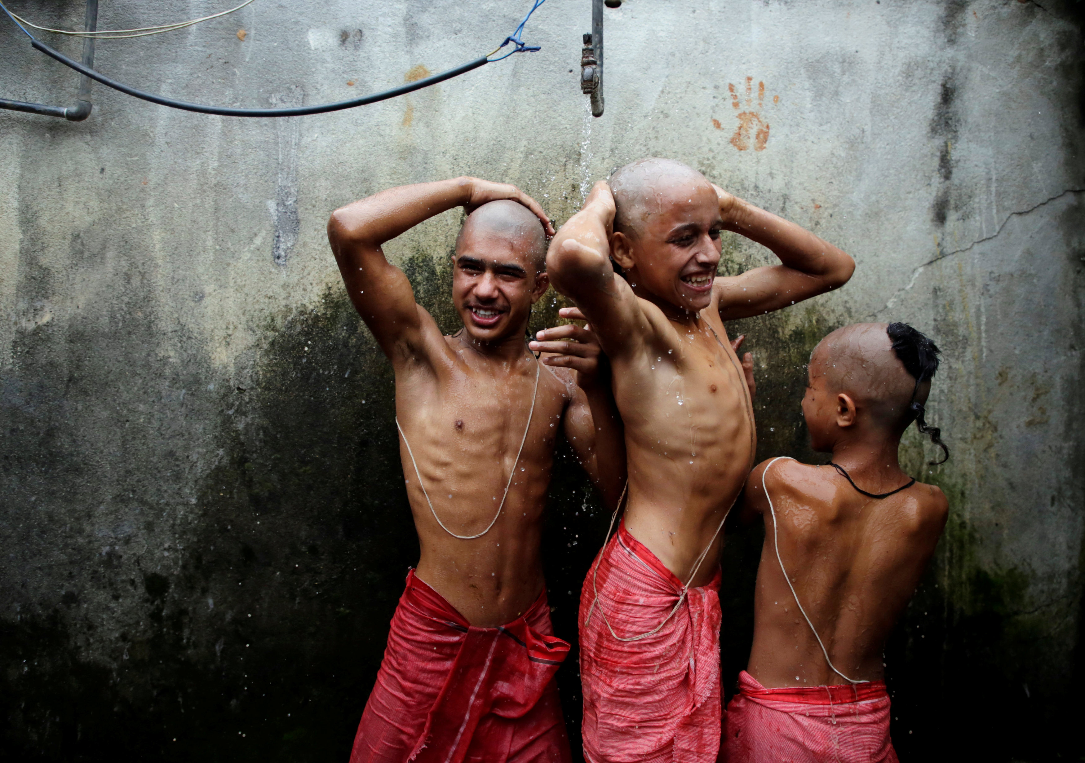 فتيان نيباليون يمارسون طقوس الحمام المقدس