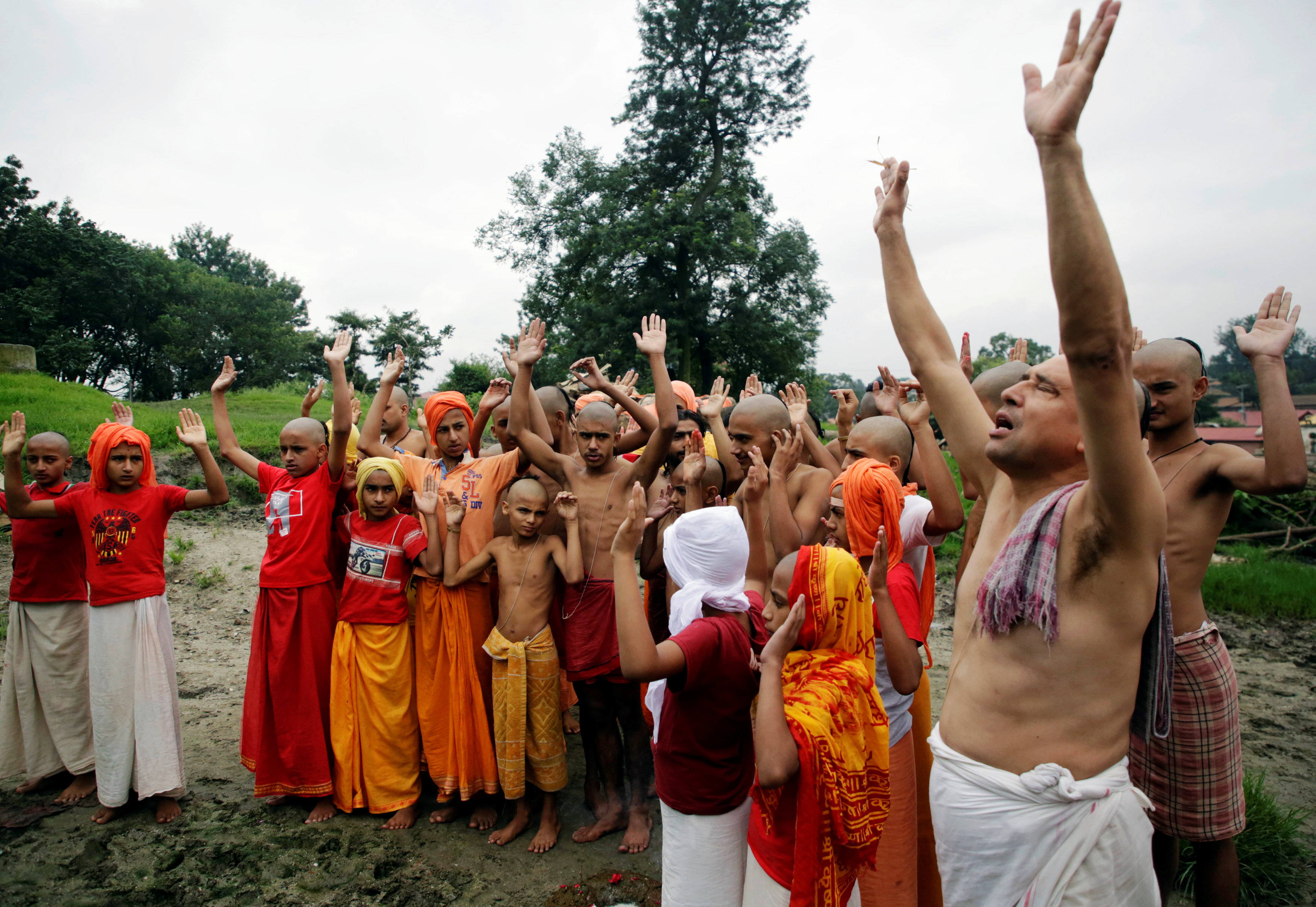 هندوس يرفعون أيديهم بالصلاة خلال الاحتفال بيوم الوفاء