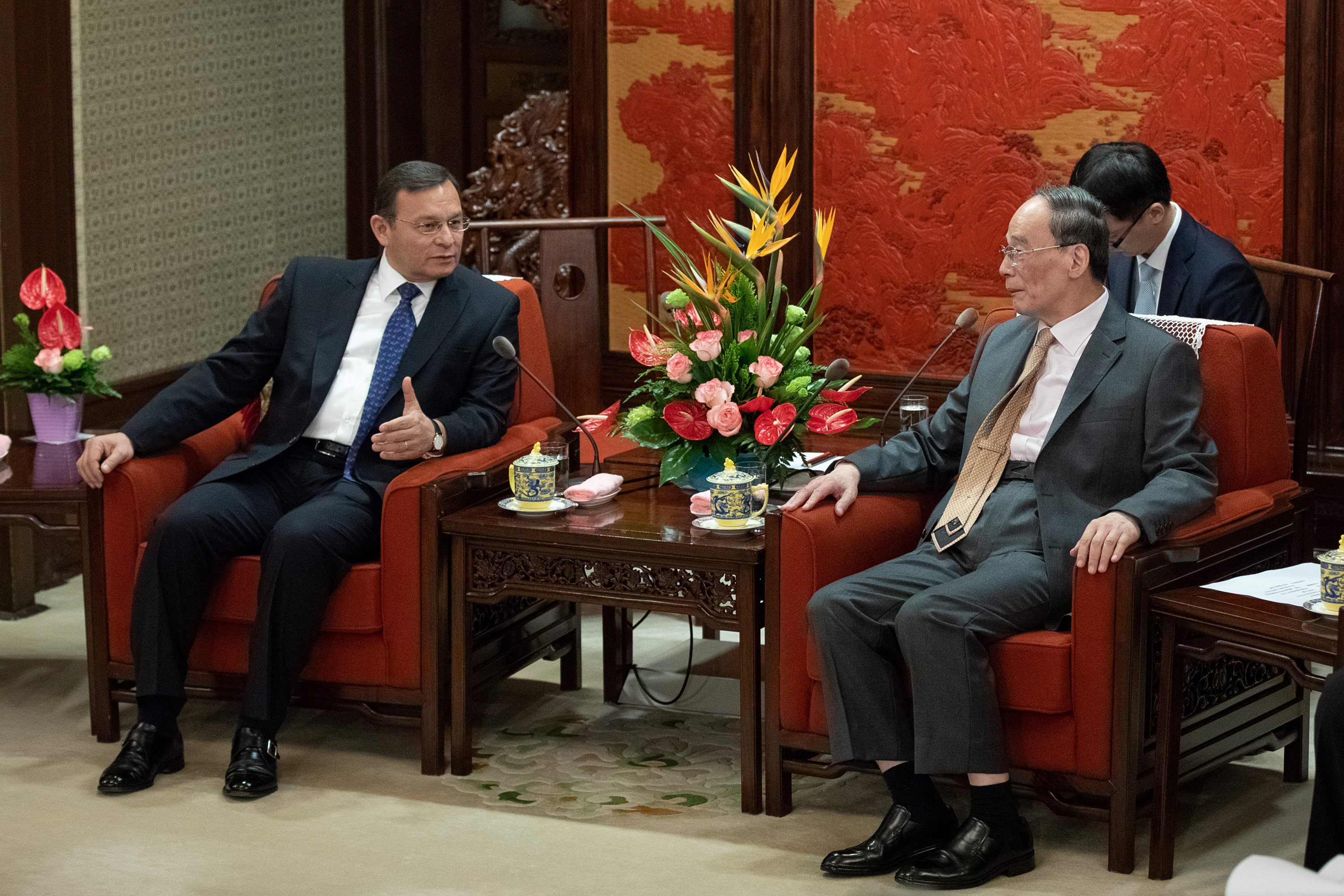 لقاء بين وزير خارجية بيرو ونائب رئيس الصين