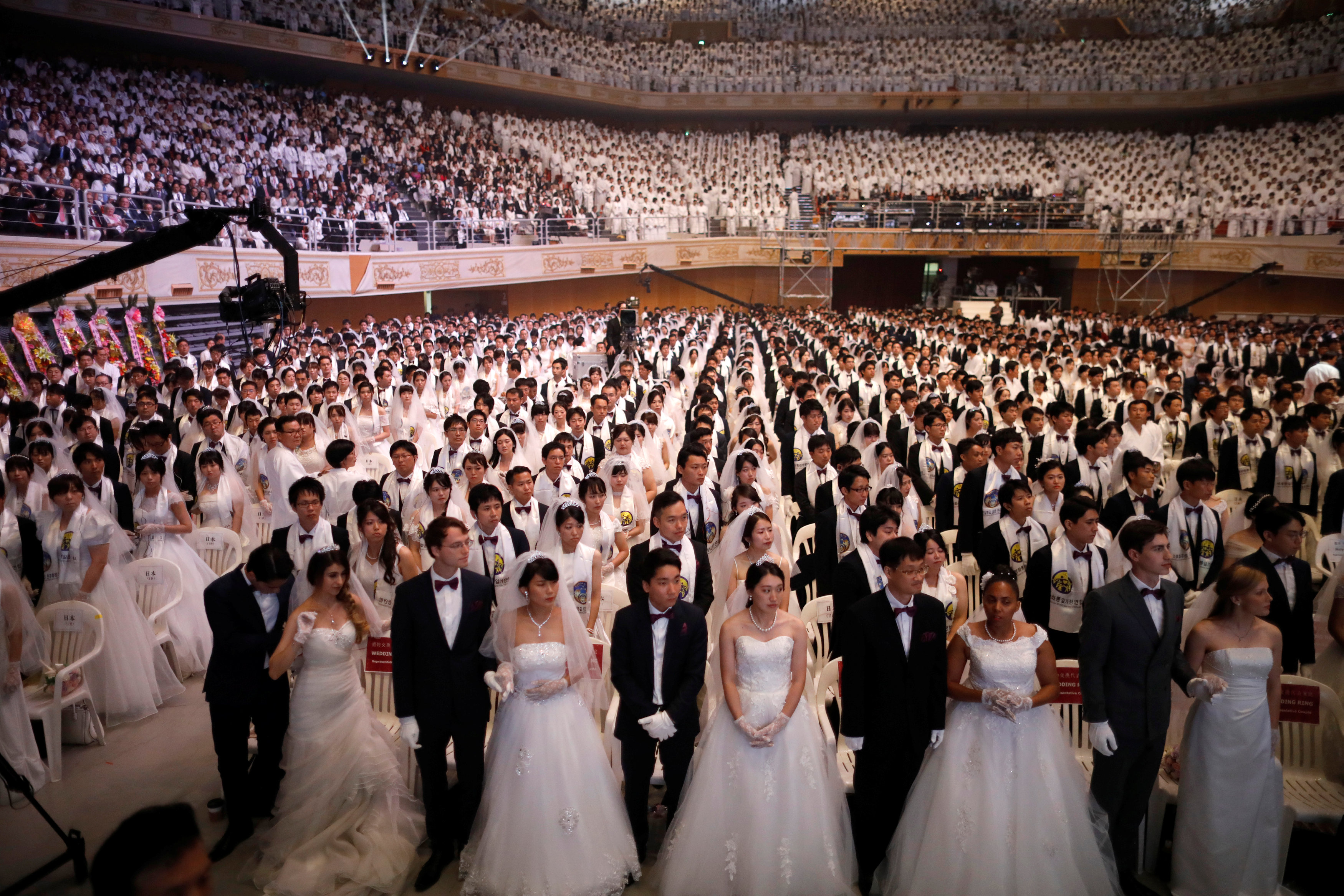 عدد كبير من العرائس والعرسان يحتفلن بزاجهن الجماعى