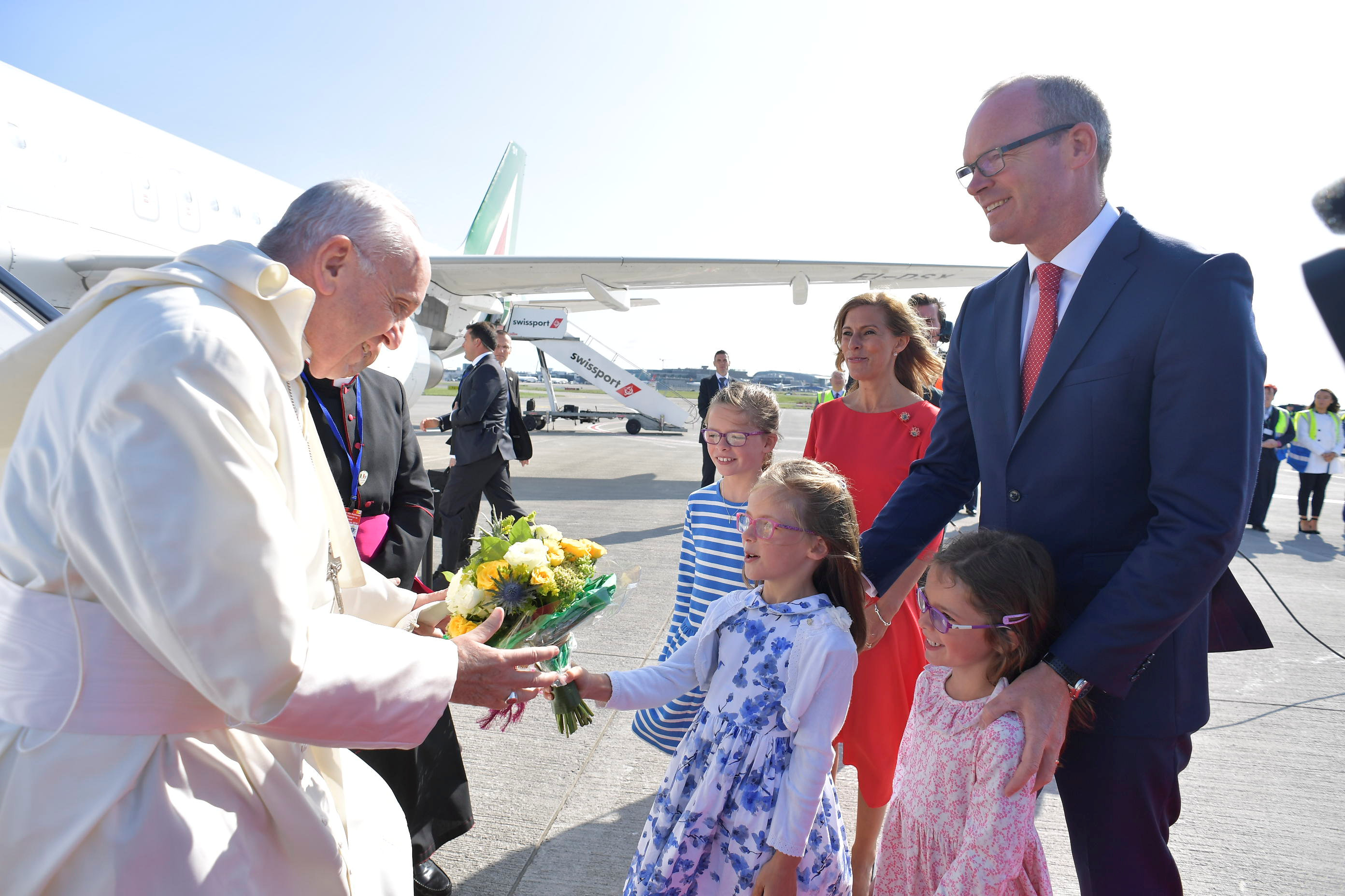 أطفال يستقبلون البابا فرنسيس لدى وصوله إلى دبلن