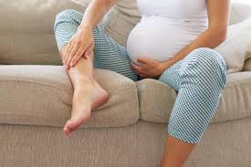 علاج تورم القدمين بعد الحمل