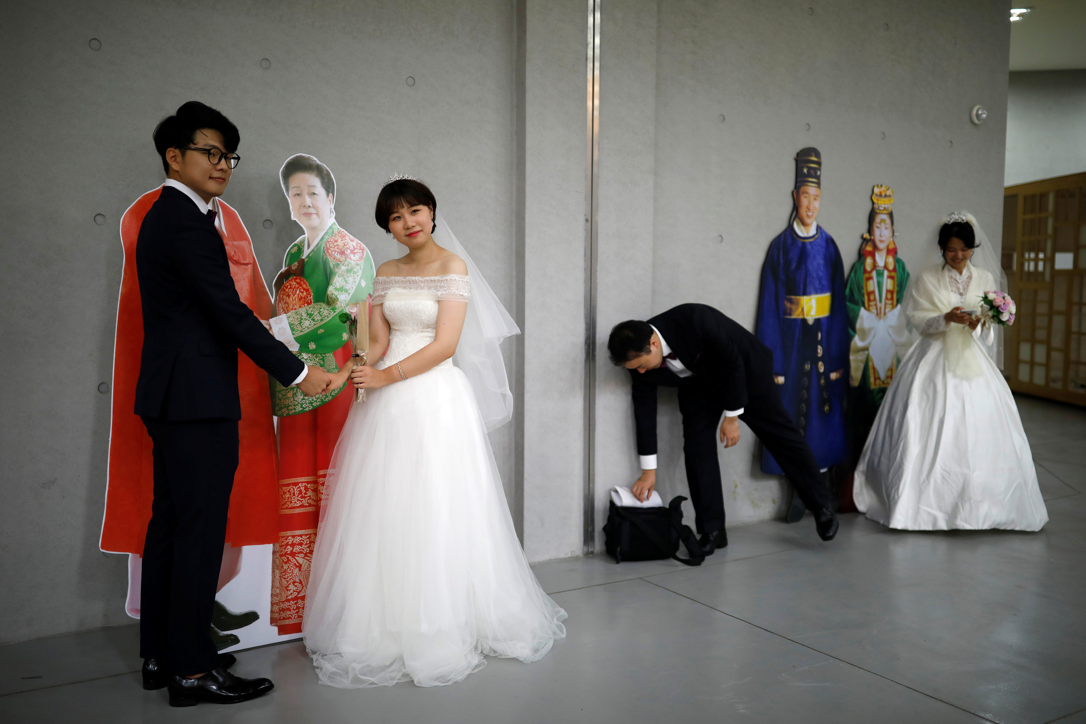 عروسان يلتقطان صورا تذكارية لليلة العمر