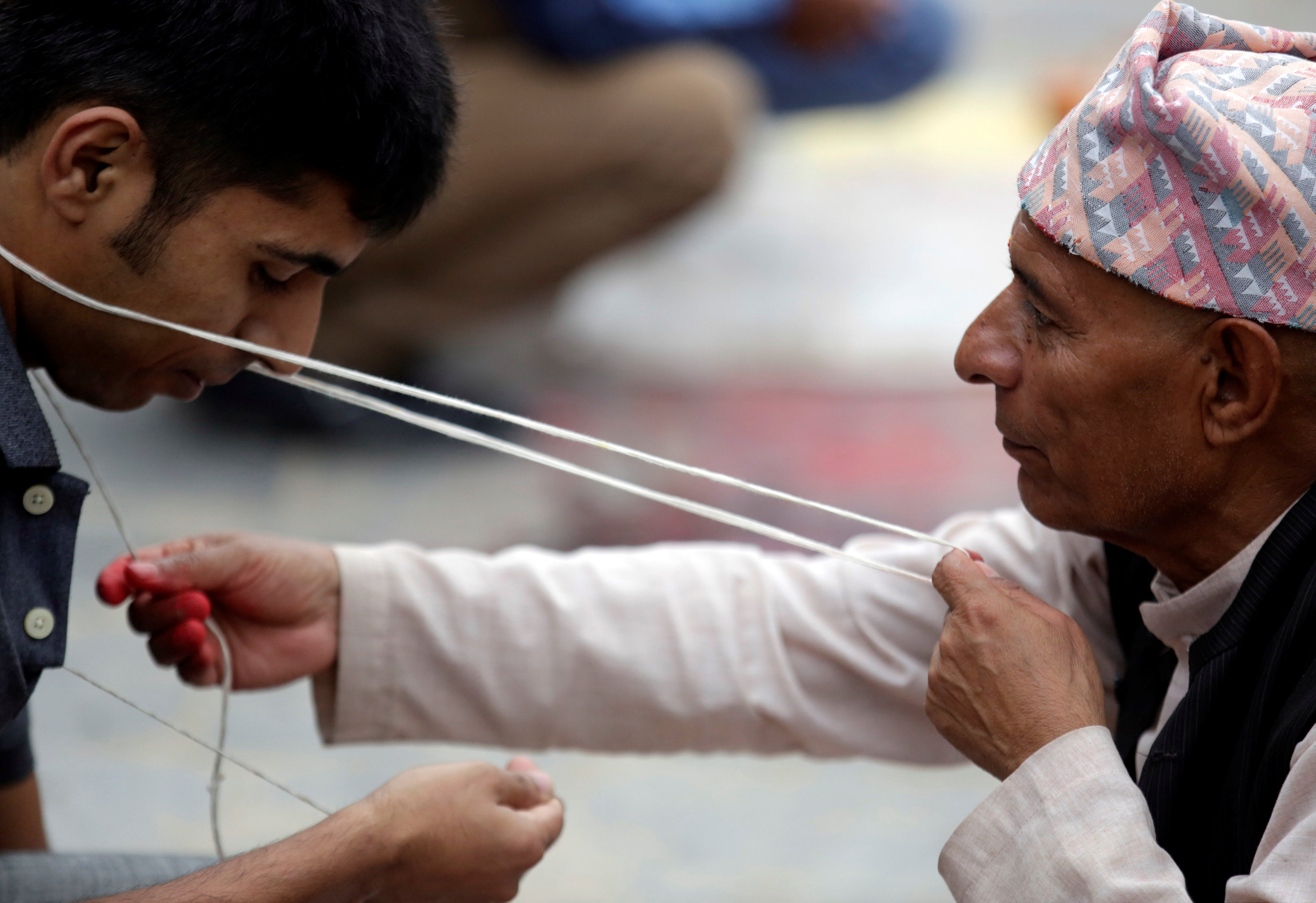 رجل دين هندوسى يمارس الطقوس مع أحد المواطنين