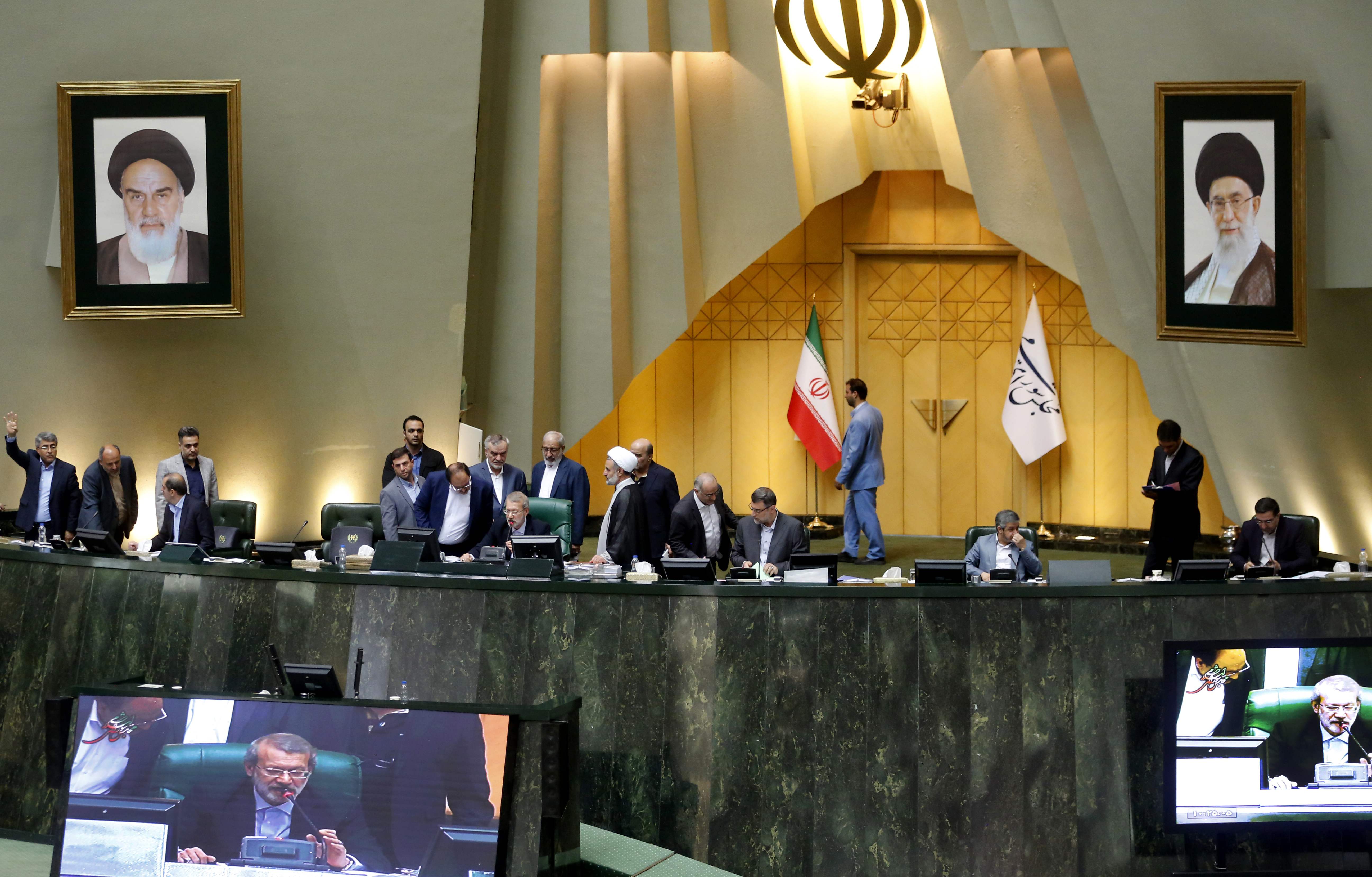 أثناء جلسة استجواب الرئيس الإيرانى