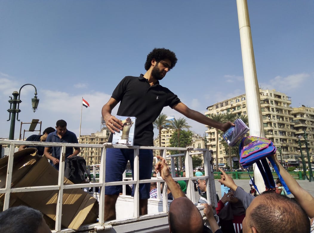 نائب محافظ القاهرة يشهد توزيع شنط المدارس باسعار مخفضة امام مجمع التحرير  (7)