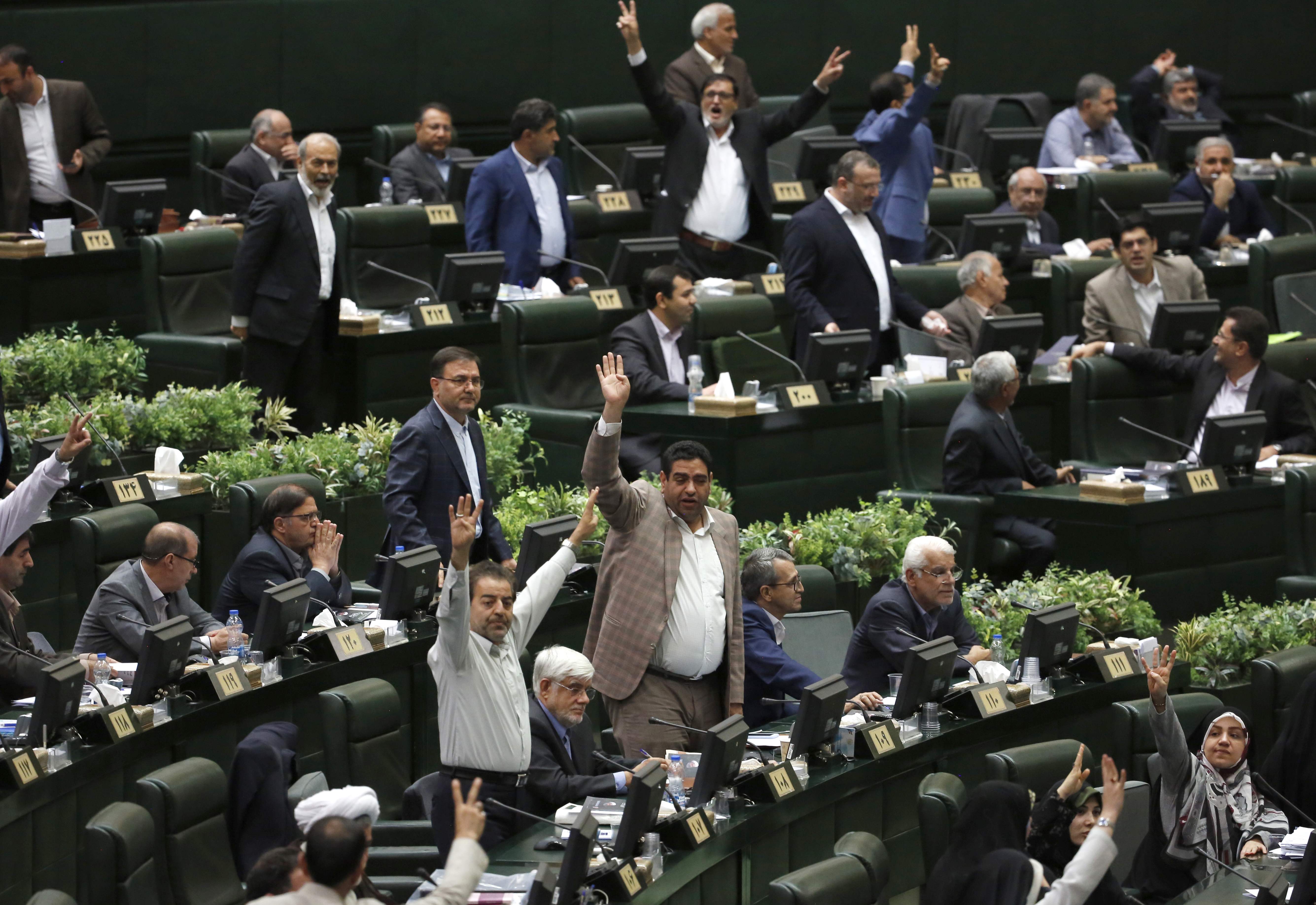 اعتراضات من قبل بعض النواب أثناء كلمة الرئيس الإيرانى