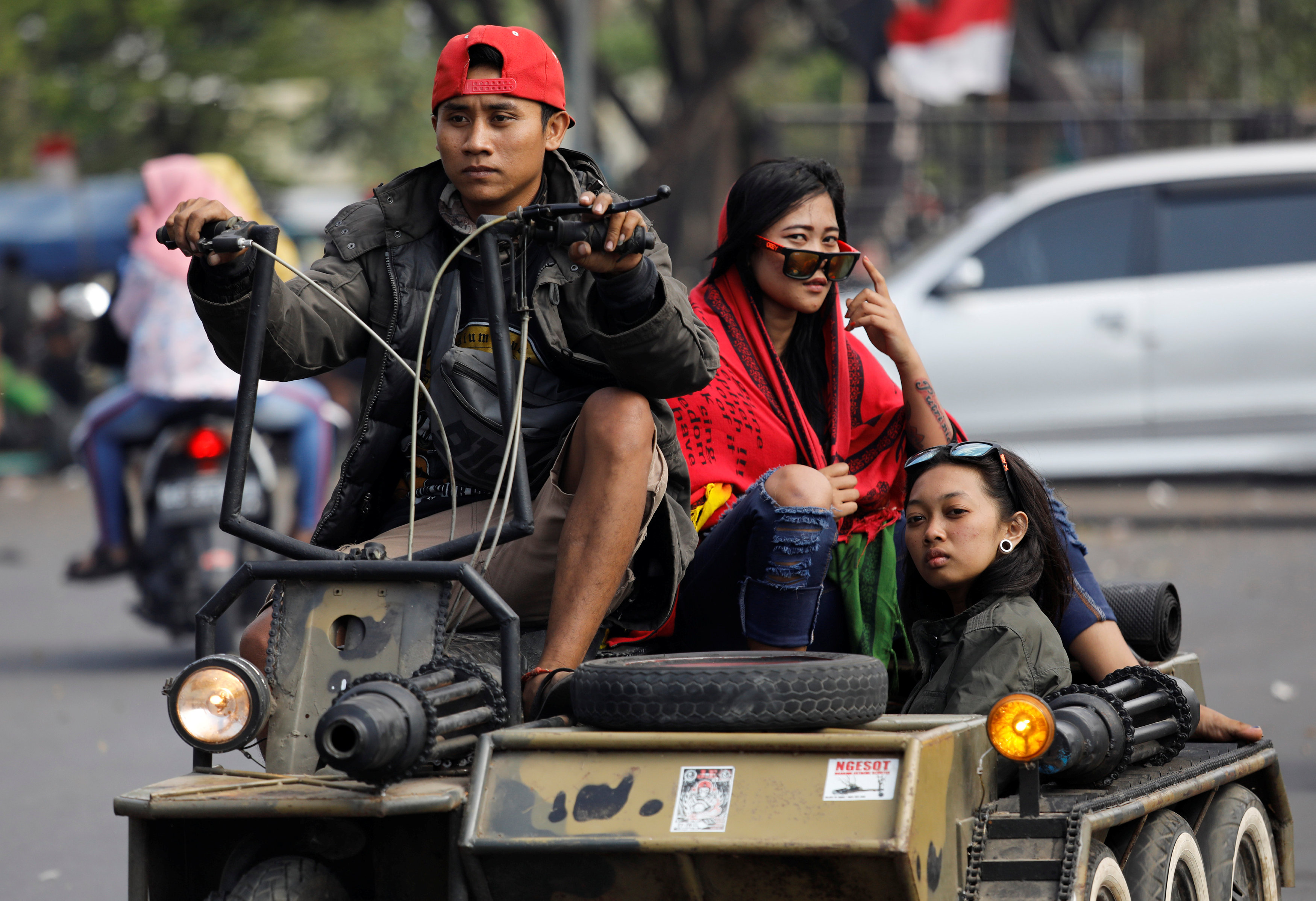 مواطنو إندونيسيا خلال مشاركتهم فى مهرجان إسكوتر 