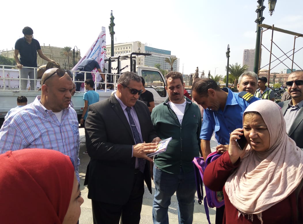 نائب محافظ القاهرة يشهد توزيع شنط المدارس باسعار مخفضة امام مجمع التحرير  (8)