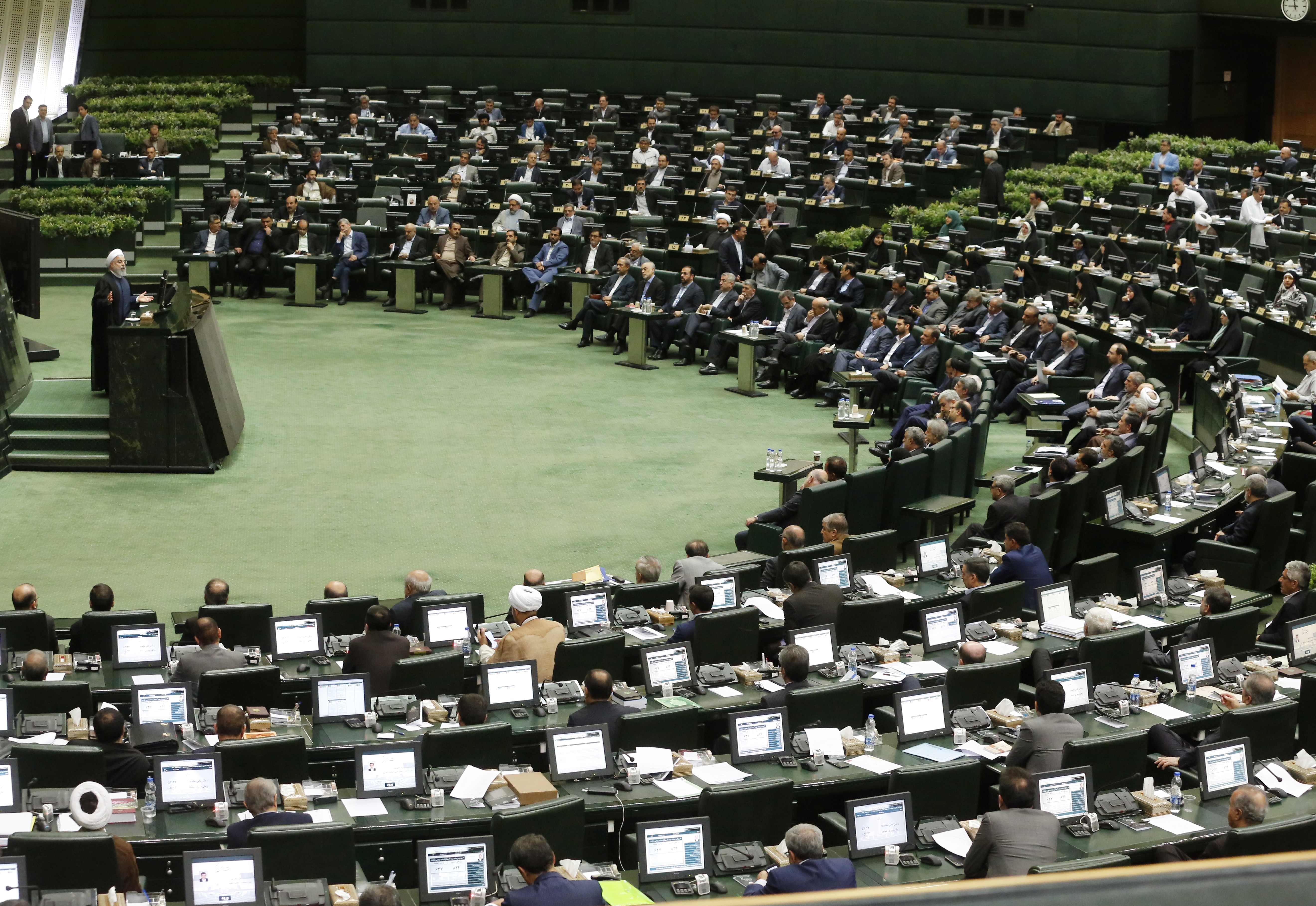 أثناء اجتماع البرلمان الإيرانى لمساءلة روحانى