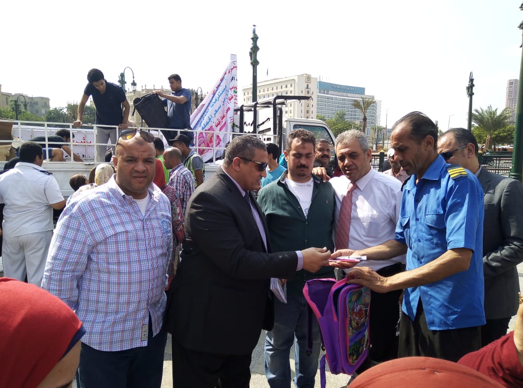 نائب محافظ القاهرة يشهد توزيع شنط المدارس باسعار مخفضة امام مجمع التحرير  (4)