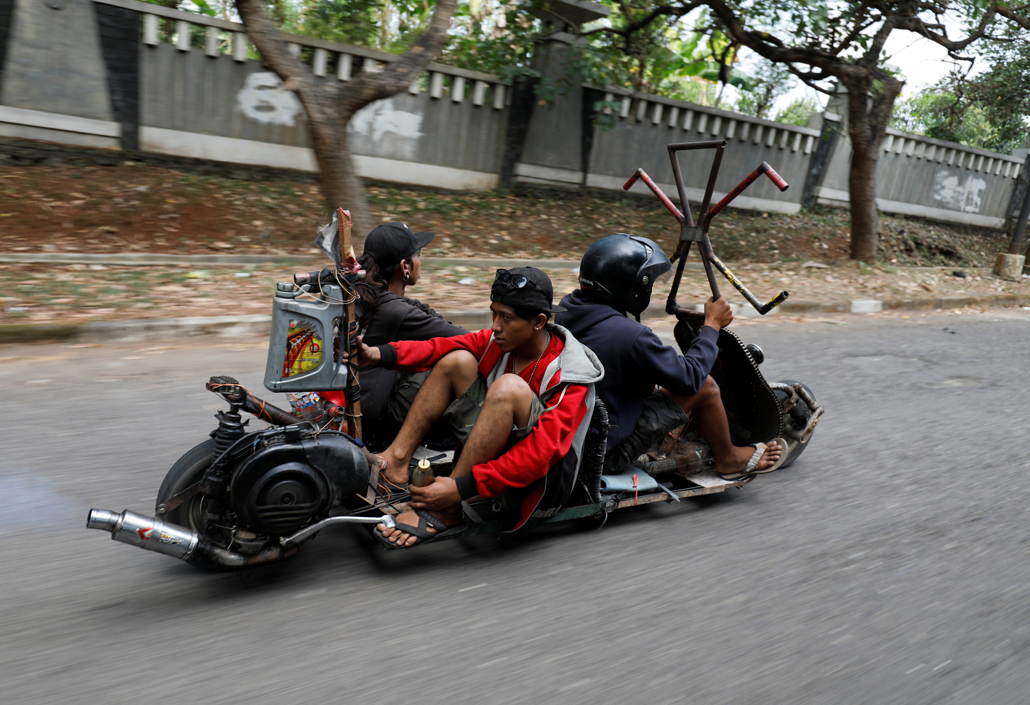 Ride their bikes. Мотоциклы в Индонезии. Необычные скутеры. Сумасшедшие мотоциклы. Скутер странный.