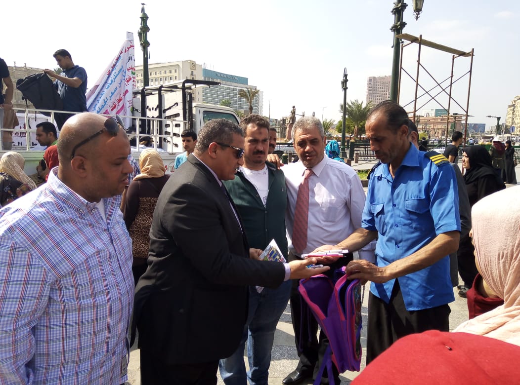 نائب محافظ القاهرة يشهد توزيع شنط المدارس باسعار مخفضة امام مجمع التحرير  (3)