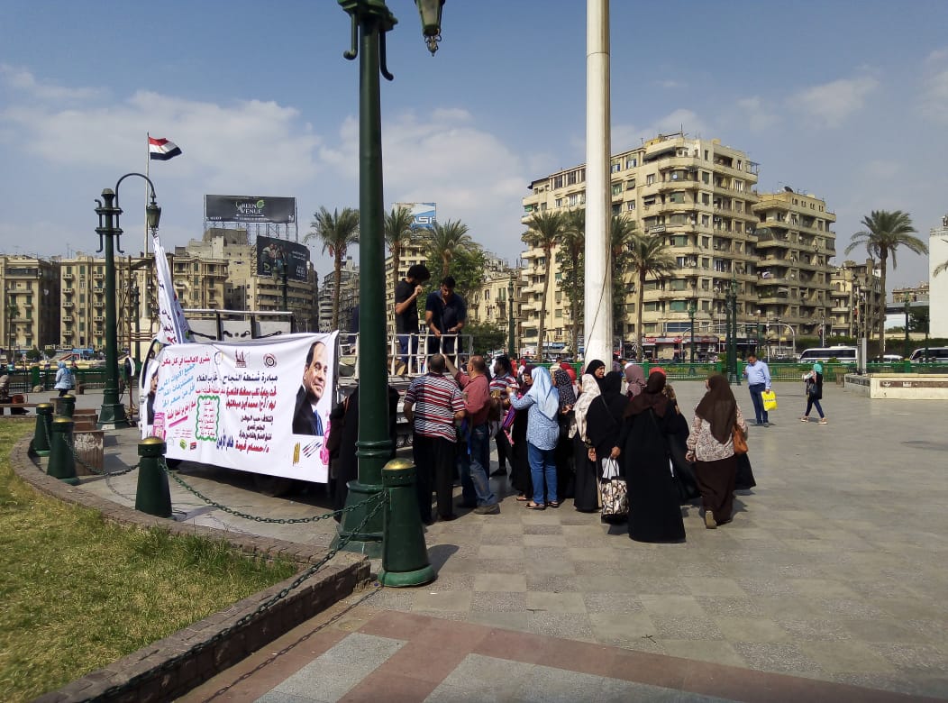 نائب محافظ القاهرة يشهد توزيع شنط المدارس باسعار مخفضة امام مجمع التحرير  (6)