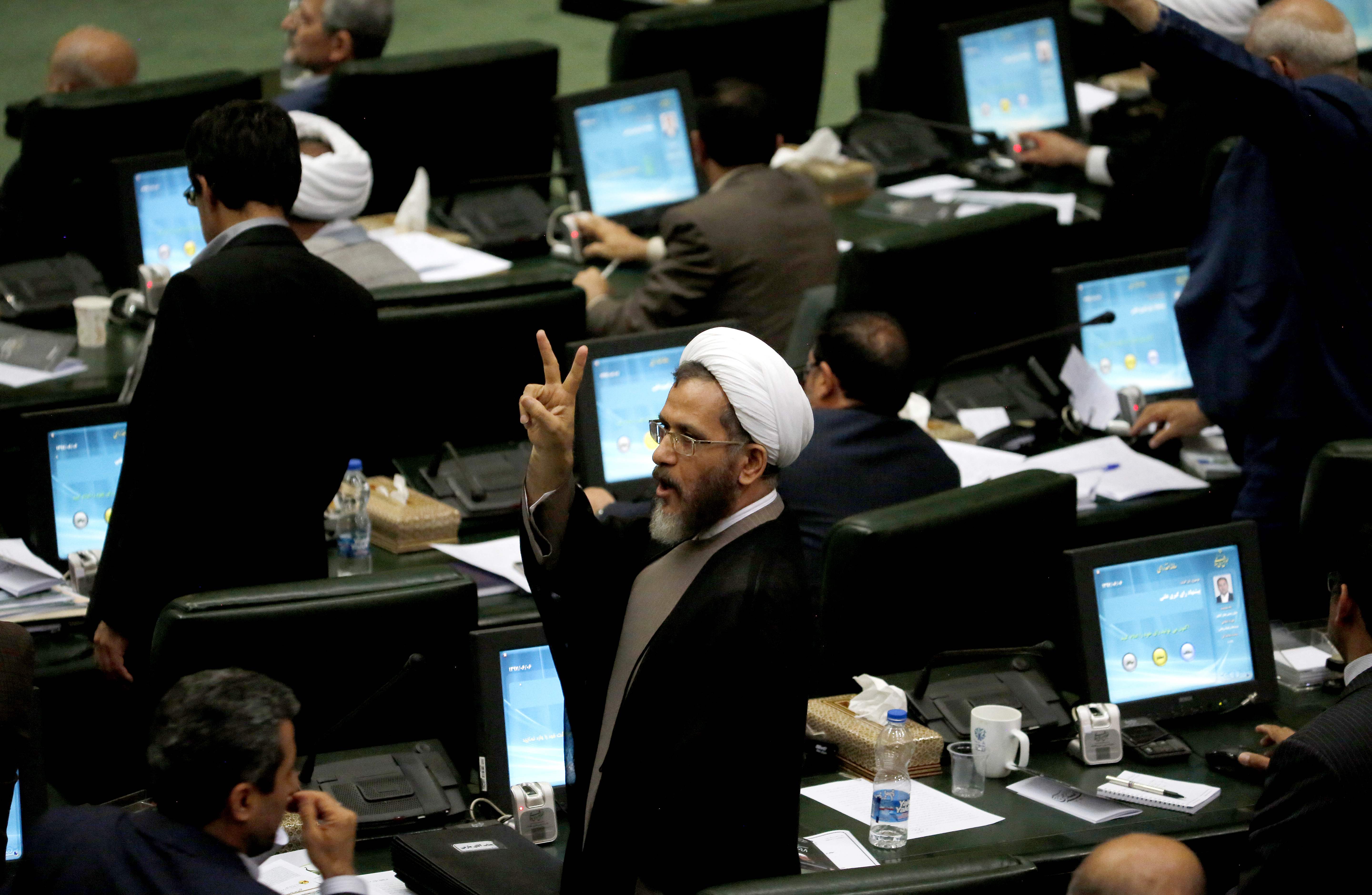 أحد أعضاء البرلمان الإيرانى معترضا على كلمة روحانى