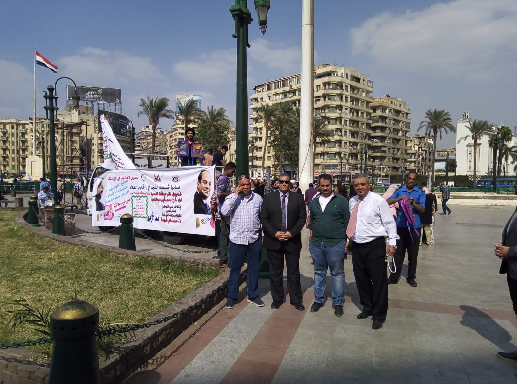 نائب محافظ القاهرة يشهد توزيع شنط المدارس باسعار مخفضة امام مجمع التحرير  (5)