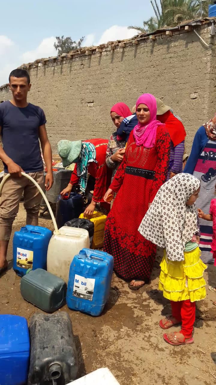معاناة أهالى قرية الرمالي فى الشرقية من انقطاع مياه الشرب  (2)