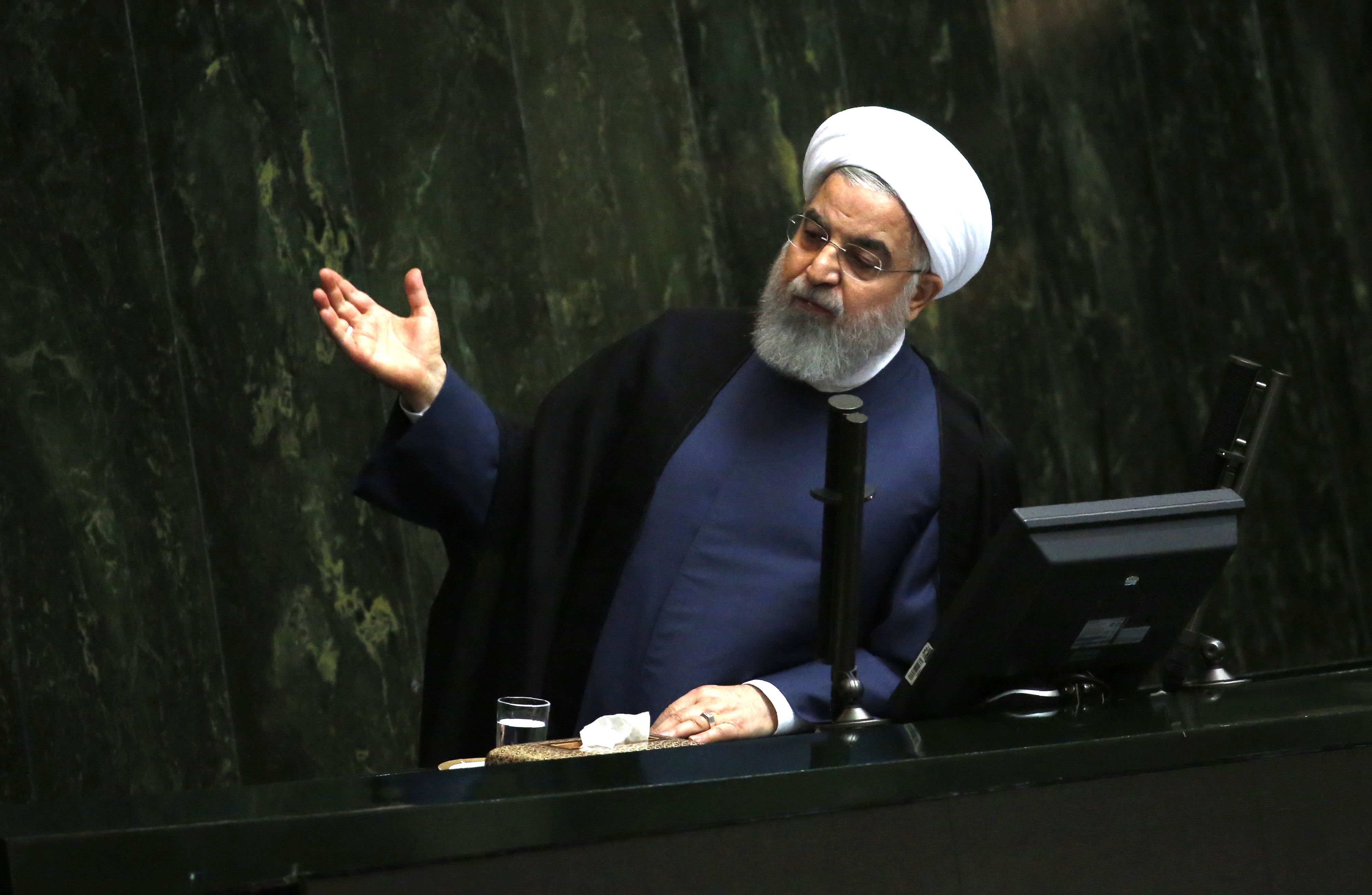 الرئيس روحانى متحدثا أمام البرلمان