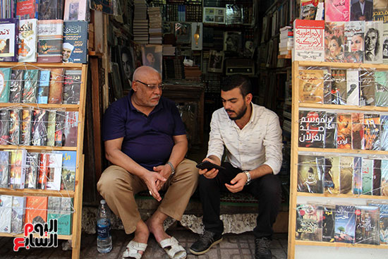 أقدم بائع فى سور الأزبكية مع محرر اليوم السابع وذكريات نجيب محفوظ