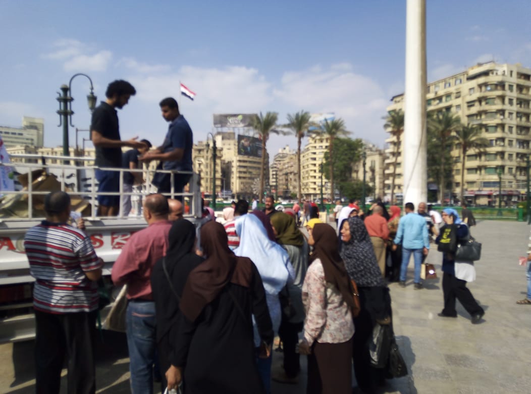 نائب محافظ القاهرة يشهد توزيع شنط المدارس باسعار مخفضة امام مجمع التحرير  (2)